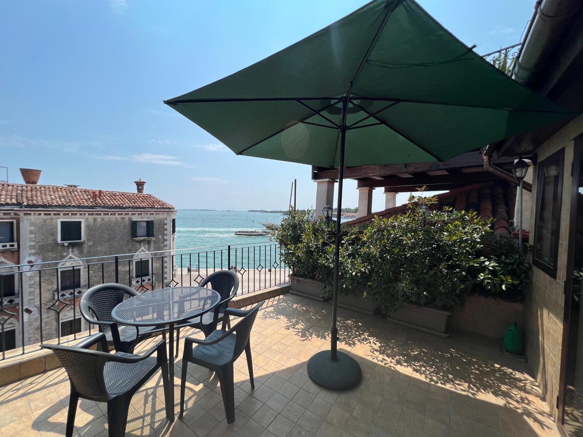 Ca' Delfina Holiday Home Венеция Екстериор снимка