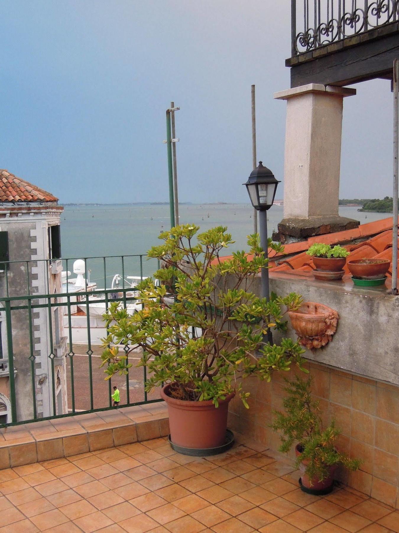 Ca' Delfina Holiday Home Венеция Екстериор снимка