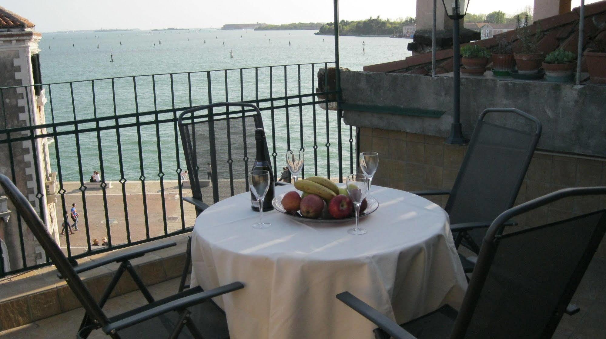 Ca' Delfina Holiday Home Венеция Екстериор снимка